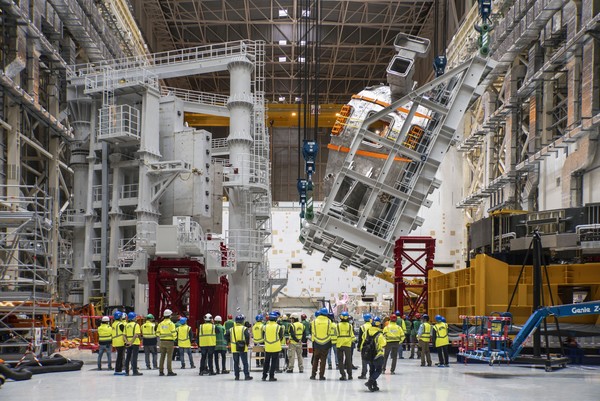 ITER(국제핵융합실험로) 진공용기 6번 섹터 직립화 작업 모습.[사진= 한국핵융합에너지연구원]