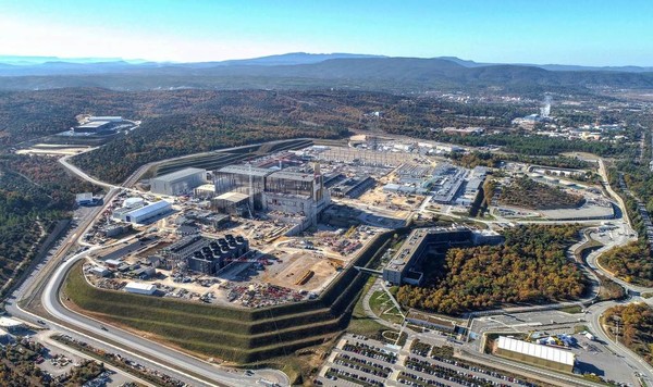 프랑스 카다라쉬에 건설 중인 ITER 전경. 사진의 가운데 높은 건물 부분이 토카막.[사진= ITER]