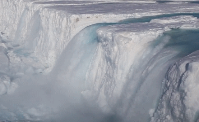 2014년 1월 초 극지연이 남극 장보고기지 근처에서 세계최초로 관측한 '난센 빙붕' 붕괴 모습. 헬기에서 촬영해 영상이 흔들린다.[영상=극지연]