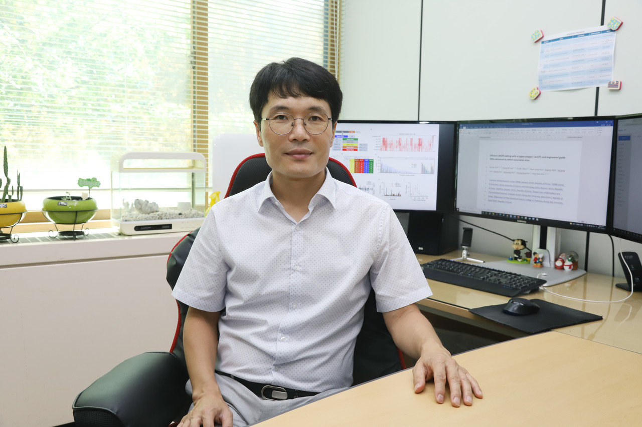 한국생명공학연구원 유전자교정연구센터 책임연구원이자 진코어 대표인 김용삼 박사. 그는 Cas12f1 시스템이 다양한 분야에 적용되기 위해 연구한 기술을 발전시켜 실제 유전자 치료제로 개발하여 실용화할 뜻을 내비췄다. [사진=한국생명공학연구원]