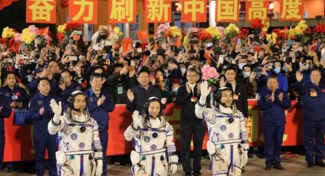 왼쪽부터 중국 예광푸, 왕야핑, 자이즈강이 선저우 13호 탑승 직전 손을 흔들고 있다. [사진=뉴스1·엔디소프트]