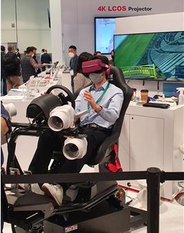 메이의 롤러코스터 VR을 체험하는 참가자. 급강하하는 롤러코스터에 몸이 저절로 움직인다.[사진= 라스베이거스 김요셉·이원희 기자]
