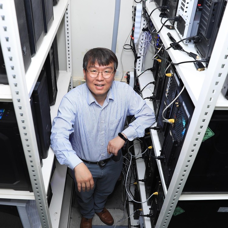 이성광 한남대 화학과 교수는 바이오 화학과 데이터 과학을 함께 가르친다. 재학생은 물론 과학기술 현장에서 바이오화학과 데이터를 연결해 성과를 내려는 사람들이 이 교수의 강의를 신청한다. 그의 강의는 인공지능신약개발, [사진=한남대학교]
