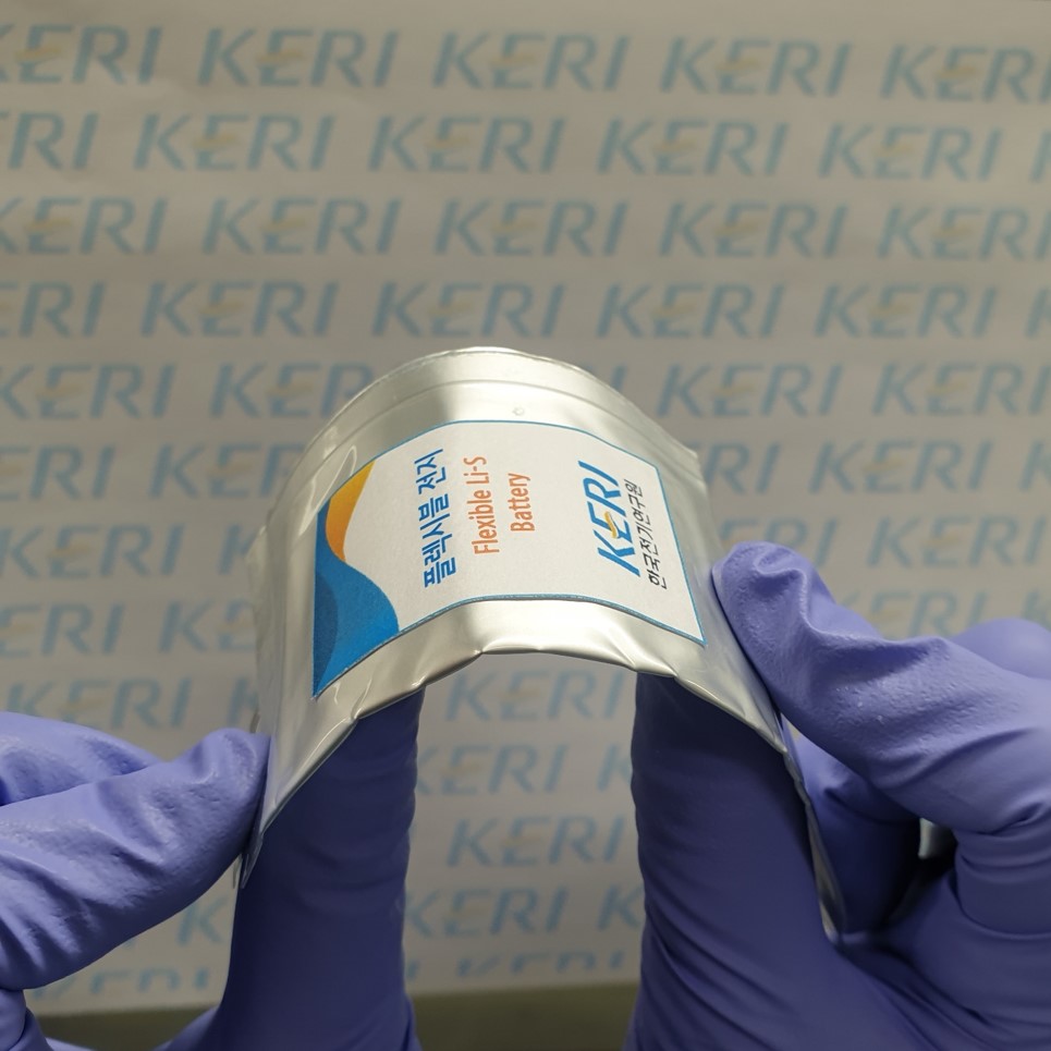 전기연 연구원이 개발한 '저비용 플렉시블 고용량 리튬황배터리' 사진. 구부리고 휘어도 문제 없다. [사진=전기연]