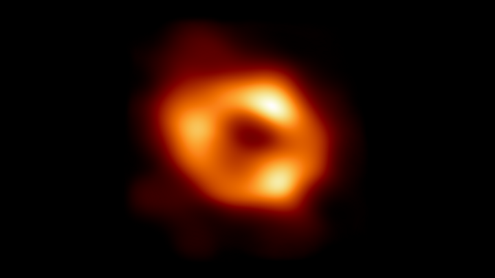 Uma imagem de Sagitário Um buraco negro observado desta vez.  A parte preta no centro é o buraco negro (o horizonte de eventos) e a sombra que contém o buraco negro, e a parte brilhante do anel dobra a luz pela gravidade do buraco negro. [사진=천문연 제공]