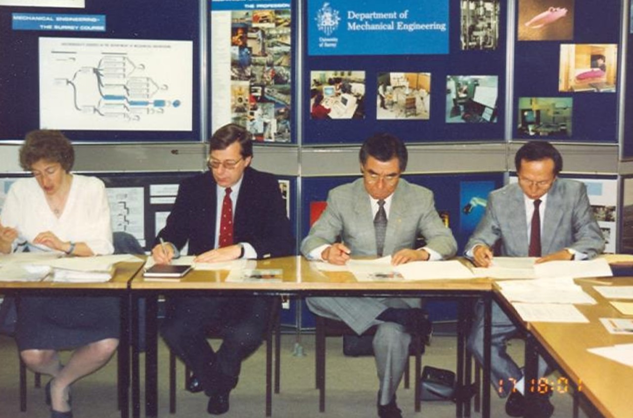 1990년 영국 서리대학과의 위성 개발 협의 당시. [사진=KAIST 제공]