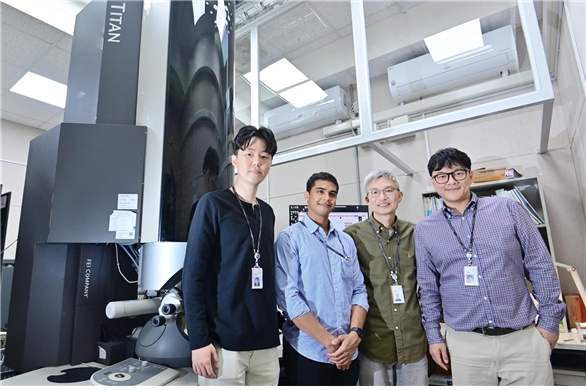 KIST와 연세대 공동연구팀이 전자현미경을 통해 세계 최초로 마그네슘(Mg)과 철(Fe)로 구성된 금속수소화물의 분해과정을 나노미터 스케일의 높은 해상도로 실시간 관찰하는데 성공했다. 안전한 수소 저장시스템 개발이 가능해질 것으로 기대된다.