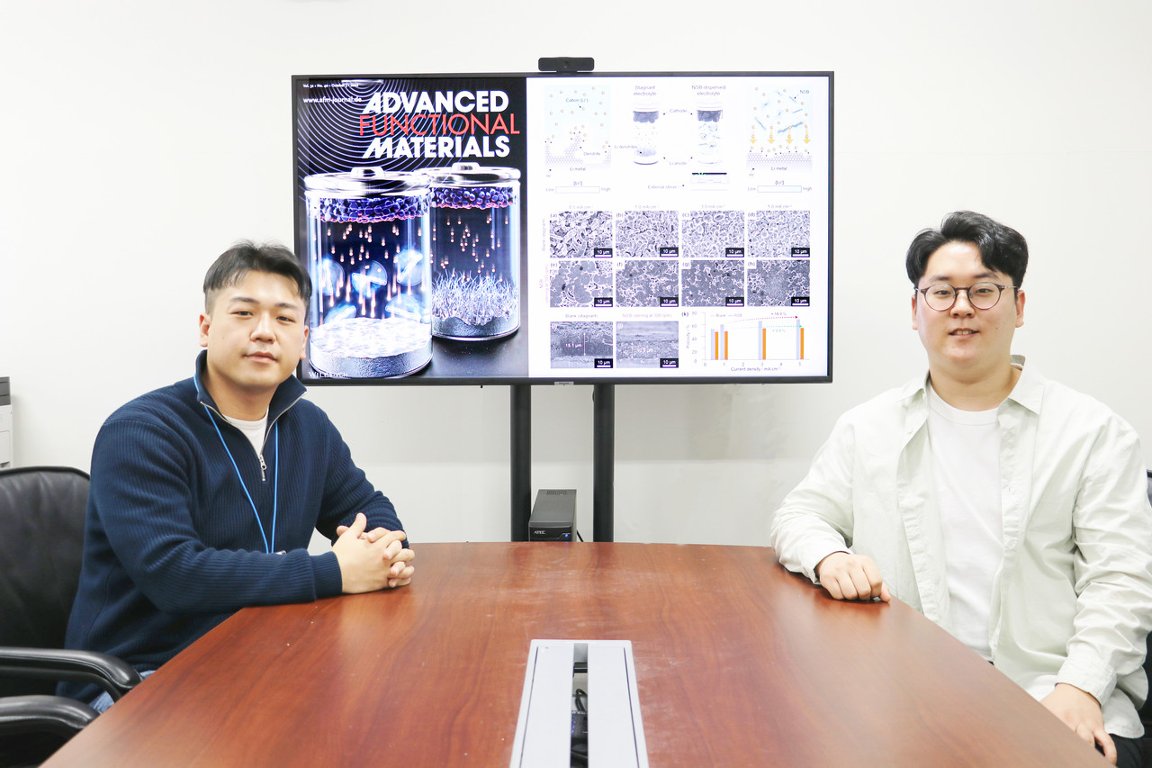 DGIST 연구팀이 차세대 배터리의 안정성과 수명을 대폭늘릴 수 있는 시스템을 개발했다. (왼쪽부터)이홍경 에너지공학과 교수, 임민홍 석박사통합과정생. [사진=DGIST]