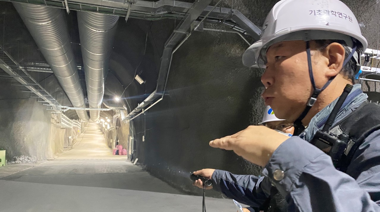 박강순 박사가 지하 1000m 아래 실험실 예미랩에서 시설을 설명하고 있다.[사진= 길애경 기자]