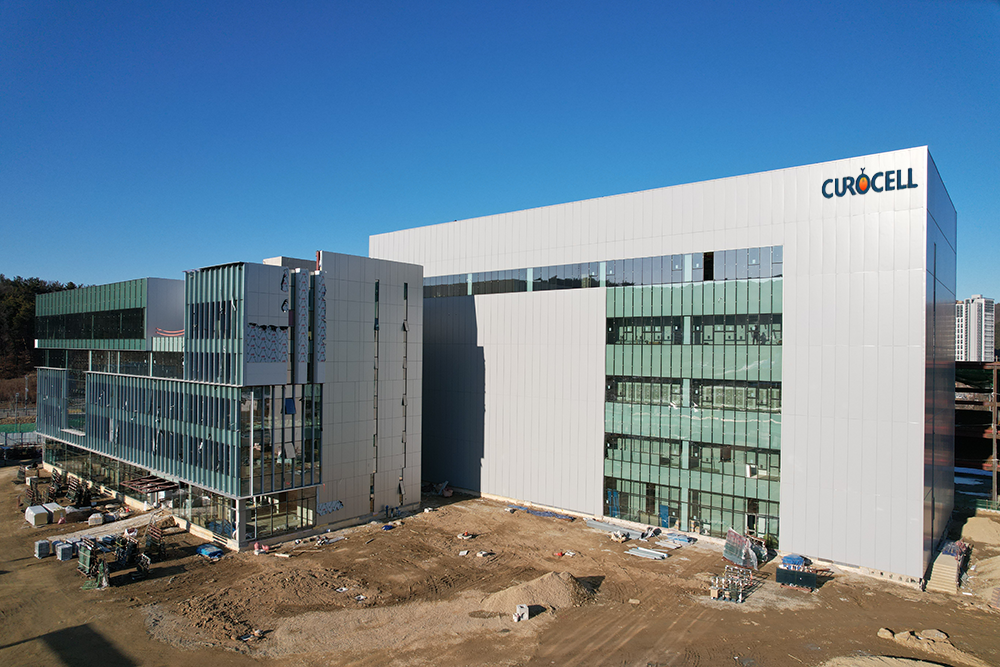 큐로셀이 오는 4월 중 이전 예정인 대전 국제과학비즈니스벨트 거점지구 둔곡지구 자체 건물. GMP 공장(뒤)과 연구소(앞) 2개 동으로 구성되며, 