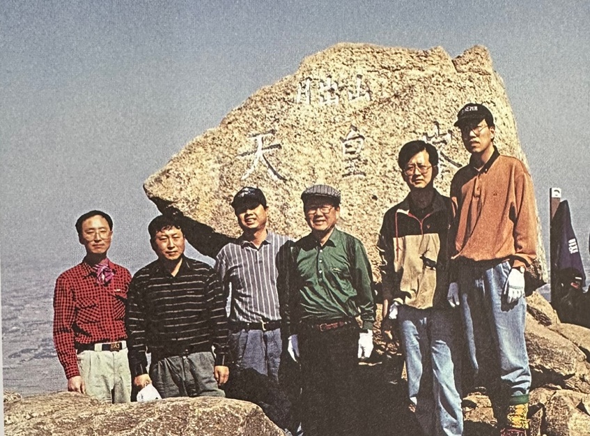 김용주 대표(왼쪽에서 두 번째)와 故최남석 소장(왼쪽에서 네 번째). [사진=레고켐 제공]