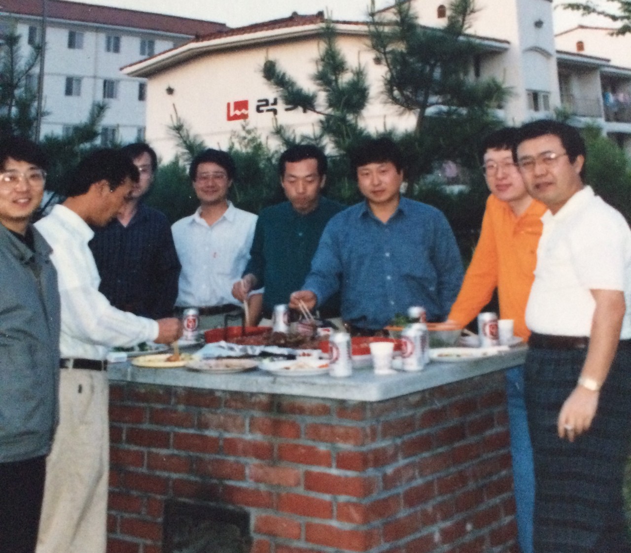 김용주 대표(오른쪽에서 두 번째)와 그의 동료들. 뒤 편에 럭키중앙연구소(현 LG화학 기술연구원)가 보인다. [사진=레고켐 제공]