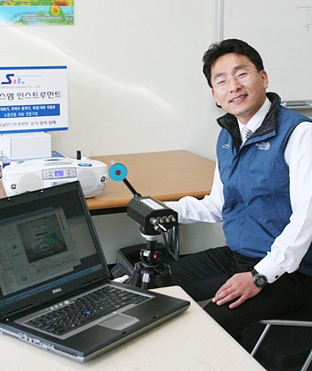 회사 설립 초반 김영기 대표. 그는 2008년 국내 최초 우주인 이소연 씨의 기초과학실험 우주임무를 위해 우주인용 소음계측기를 개발하기도 했다. [사진=대덕넷DB]