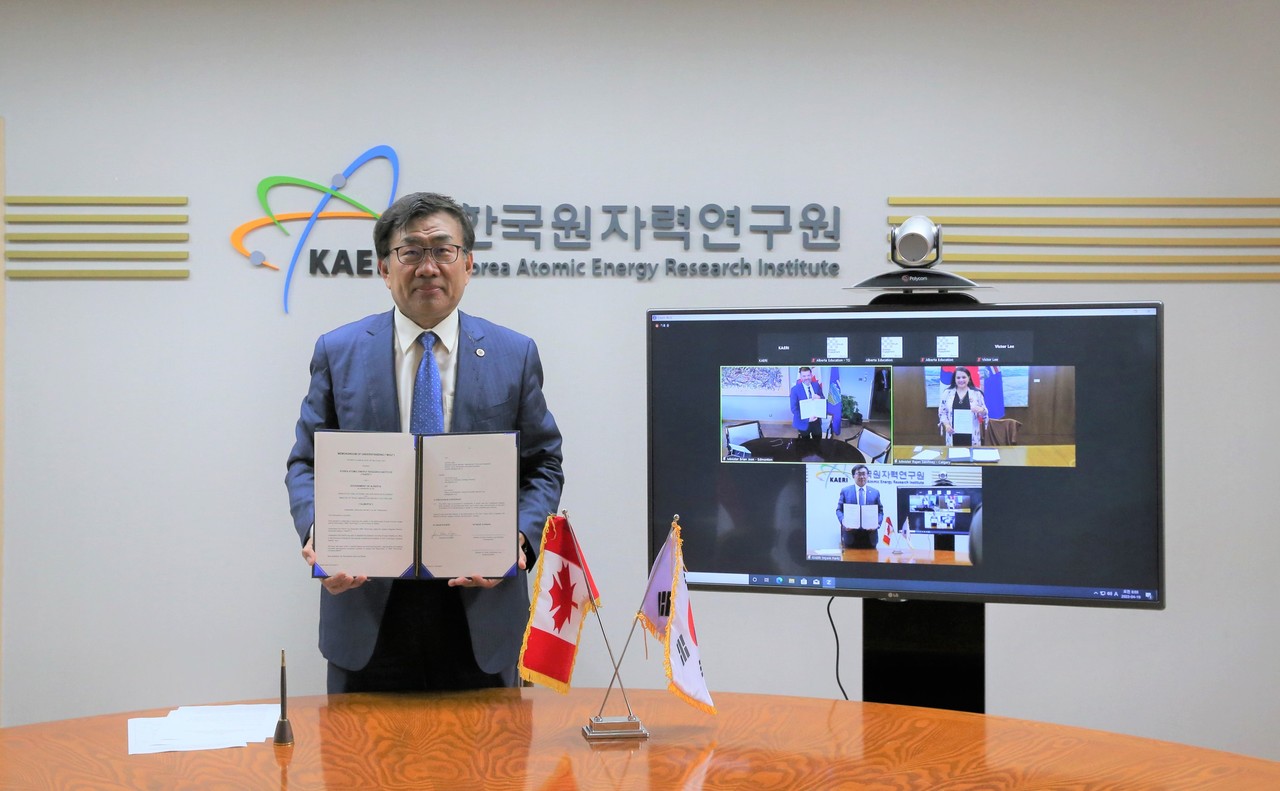 한국원자력연구원과 캐나다 앨버타주가 상호협력 협약을 온라인으로 체결했다. [사진=원자력연 제공]
