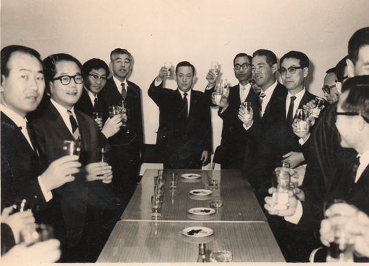 KIST 책임연구원들과 함께 찍은 이봉진(맨 왼쪽) 박사. 가운데 당시 KIST 소장이던 최형섭 박사가 건배를 하고 있다. [사진=이봉진 박사]