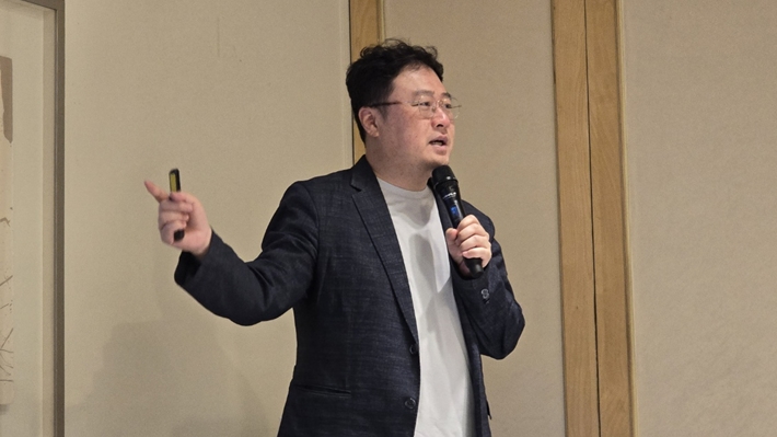 Professor Jae-sik Choi, a professor at KAIST's AI Graduate School and CEO of domestic XAI company Iniji, is explaining the trending technologies of AI future factories at the '27th SNK Innovation Startup Symposium' hosted by KAIST Startup Institute on the morning of the 19th. [Photo = Reporter Ji-young Kim]