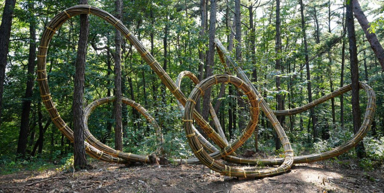 연미산자연미술공원에 상설 전시돼 있는 미국 작가 켈리 고프의 작품 '연속선 VI(Continuous VI)'.[사진=금강자연미술비엔날레 운영위 제공]