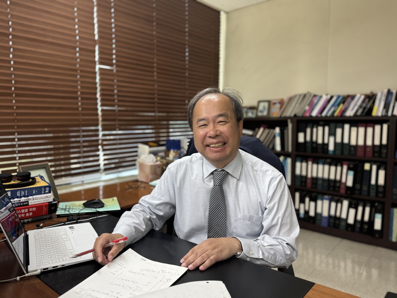 AI 반도체를 연구하는 테라랩을 운영하는 김정호 KAIST 전기및전자공학부 교수는  최근 한국의 반도체 산업 위기에 대해 "남들이 해놓은 것을 빨리 받아들이는 패스트 팔로어 전략의 용도는 끝났다"며  "기업 문화도 학교 문화도 다 바뀌어야 경쟁력을 가질 수 있다"고 진단했다. [사진=테라랩]