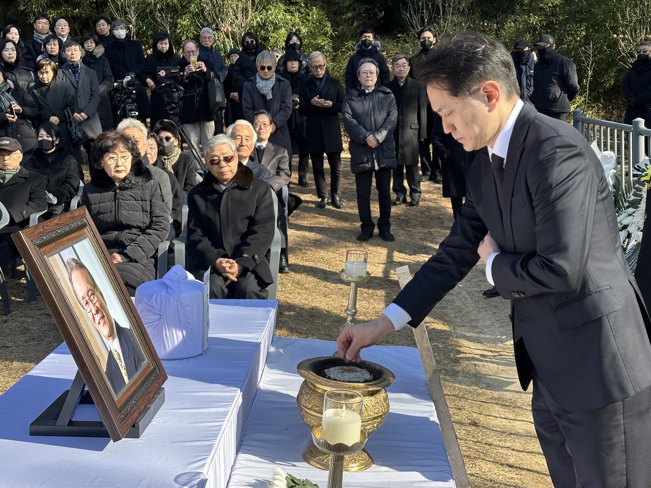  故박상대 서울대 생명과학부 명예교수가 9일 오전 11시 국립대전현충원 국가사회공헌자묘역에 안장됐다. 사진은 그의 아들인 박경렬 KAIST 교수가 분향하고 있는 모습. [사진=이유진 기자]
