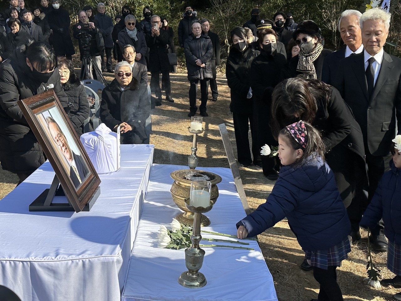 손녀가 고인을 추모하고 있는 모습. [사진=이유진 기자]