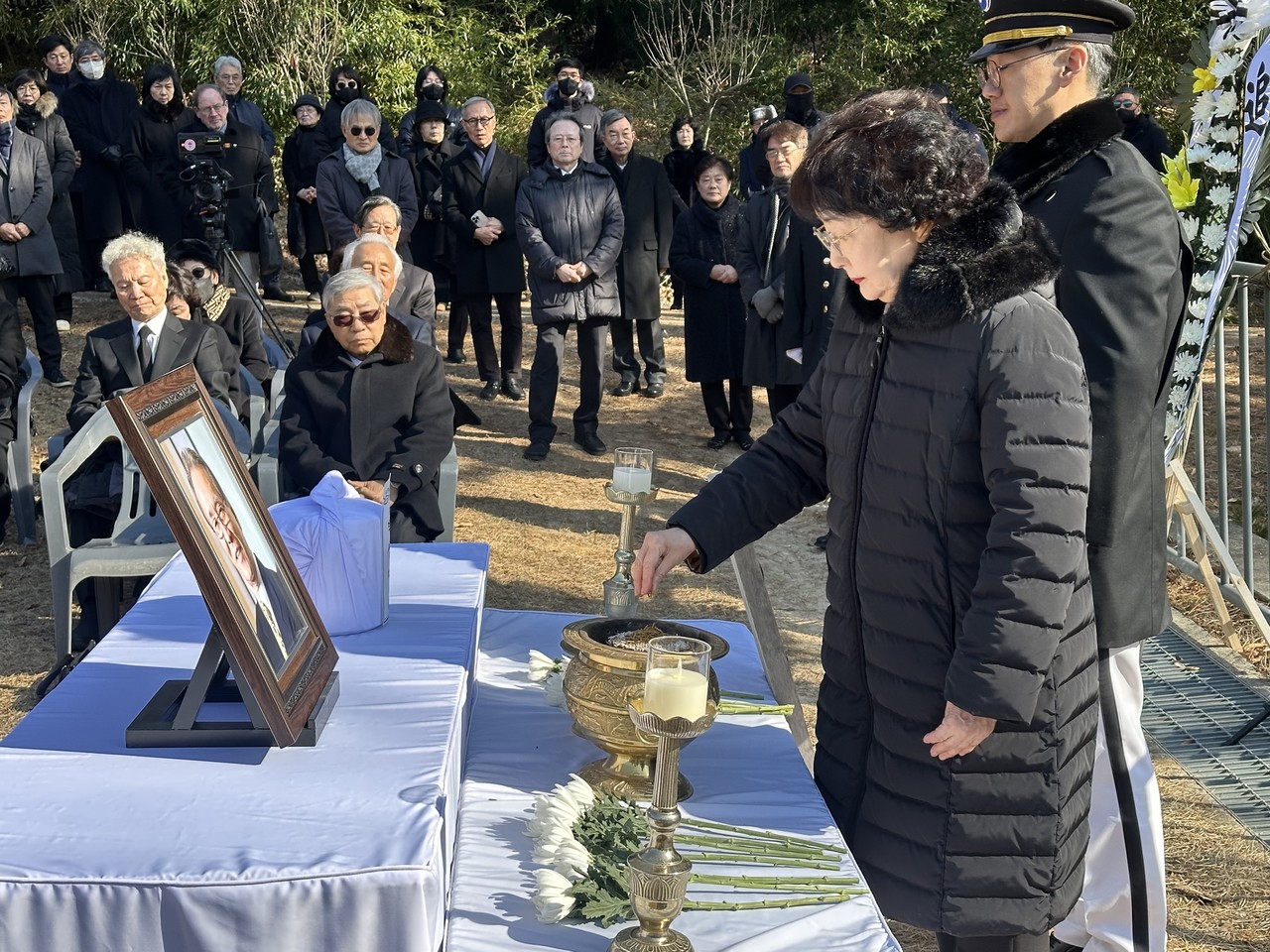 김명자 KAIST 이사장이 분향하고 있다. [사진=이유진 기자]