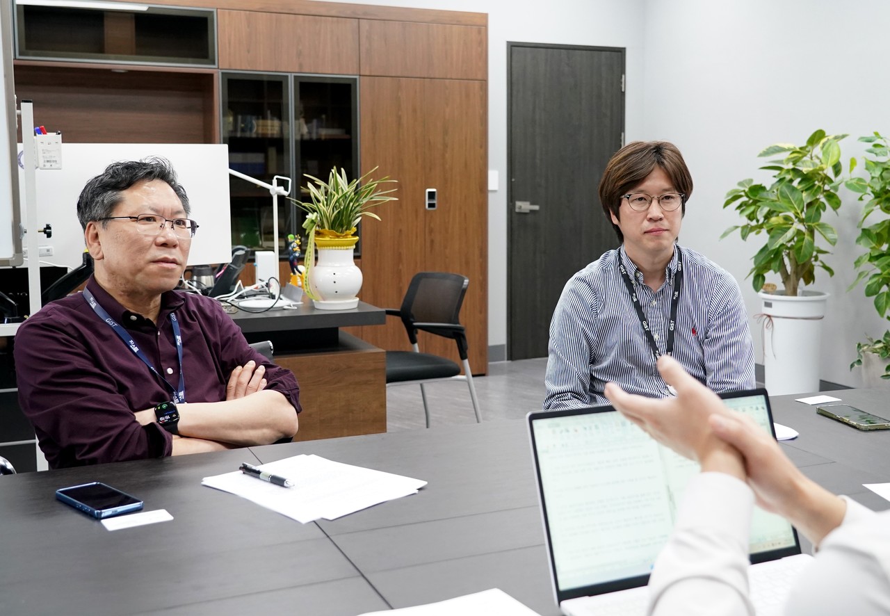 김유수 교수와 함께 한국행을 선택한 이마다 히로시 교수 역시 "과학 앞에서는 국적이나 그룹의 차이가 중요하지 않다. 개별적으로는 달성할 수 없는 큰 목표를 향해 나아가면서 자연스럽게 모두가 같은 방향을 바라보게 된다"며 "이번 연구를 통해 서로 다른 연구팀이 협력하면서 더욱 큰 목표를 설정할 수 있었고, 이는 앞으로의 연구에도 긍정적인 영향을 줄 것"이라고 말했다. [사진=광주과학기술원]
