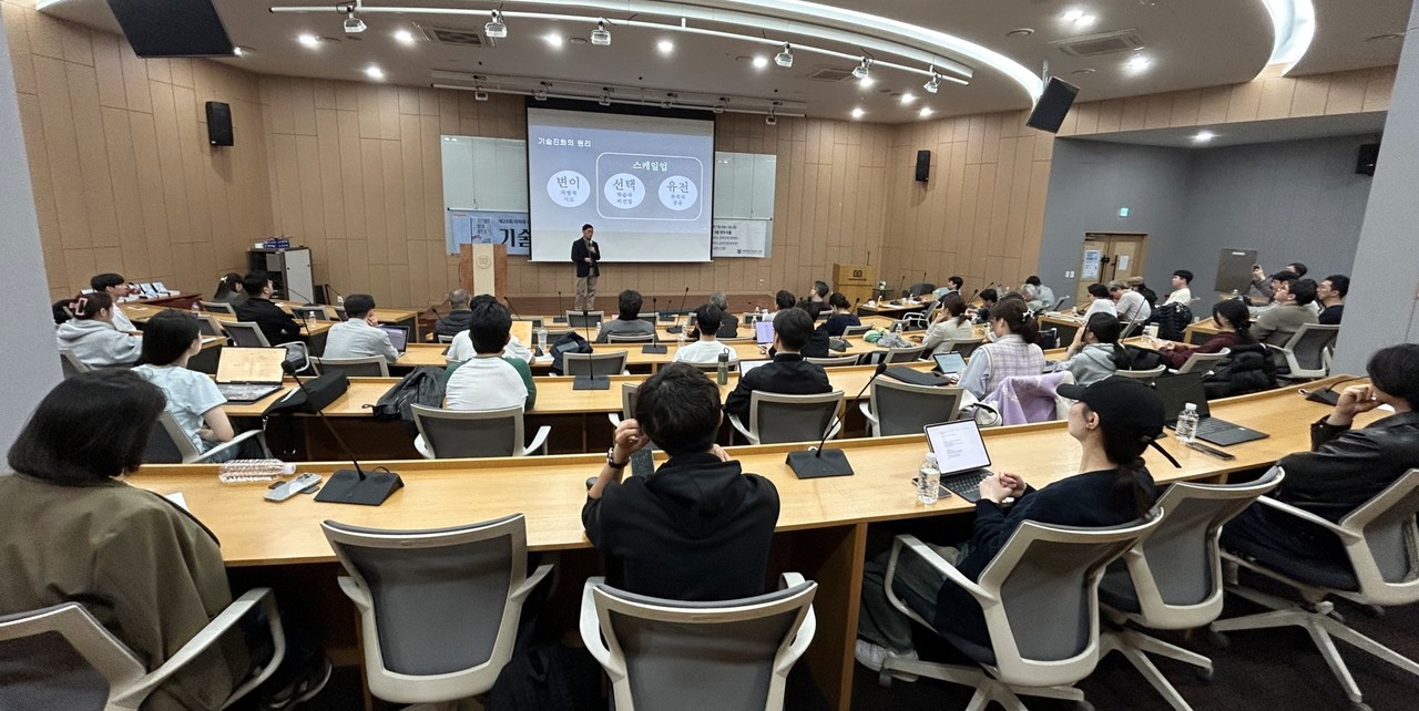 이정동 서울대 교수는 지난 17일 서울대 중앙도서관에서 북 콘서트를 가졌다.[사진= 이석봉 기자]