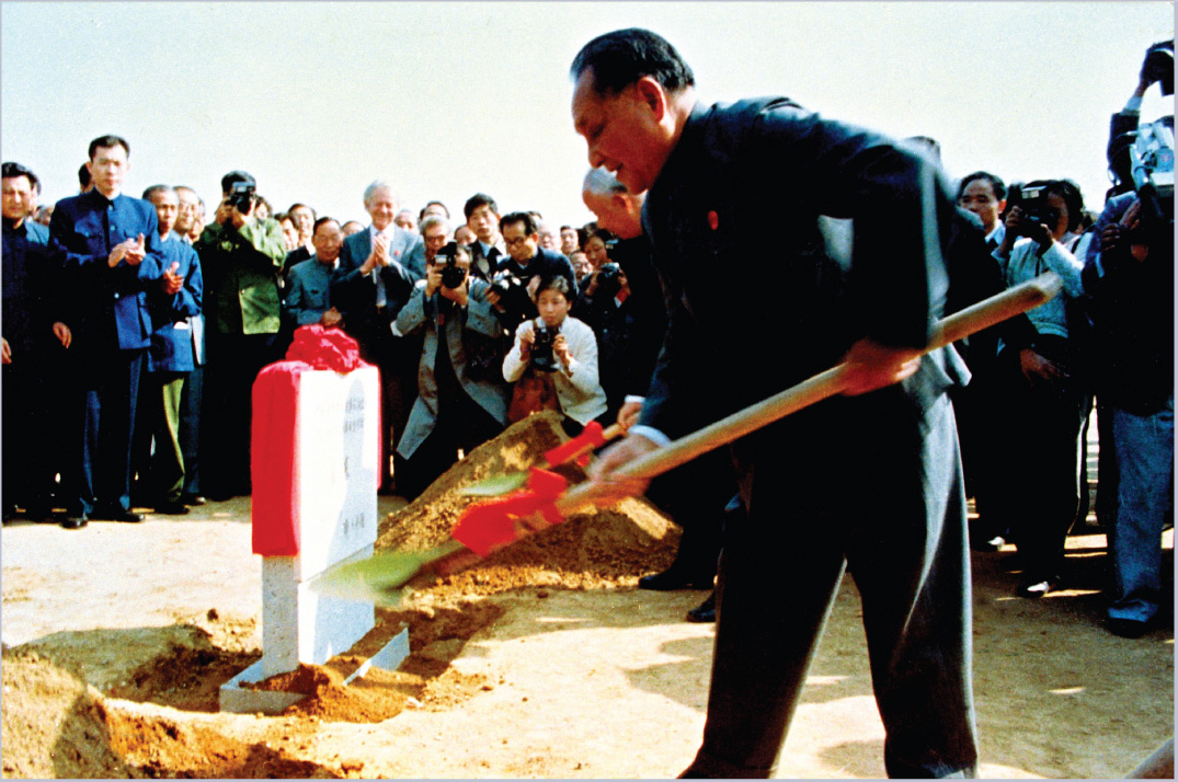 덩샤오핑 중국 최고 지도자가 1984년 베이징 전자-양전자 가속기 기공식에서 첫 삽을 뜨고 있다. 1978년 개혁개방과 동시에 가속기 건설을 결정하고 6년만에 기공을 하게 된 것이다. 이로써 중국은 거대 과학 투자에 첫발을 내디뎠고, 이후 과학과 국가 부흥을 같은 연장선상에서 놓고 집중 투자를 시작하게 됐다. BEPC는 4년뒤인 1988년에 완공되어 중국 고에너지 물리 연구의 토대를 놓았다.[사진= 중국 과학원 고에너지물리연구소 홈 페이지] 