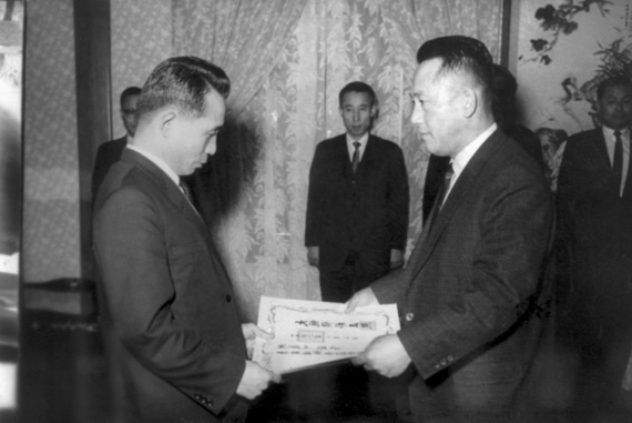 1966년 KIST 초대소장으로 박정희 대통령으로부터 임명장을 받고 있는 최형섭 박사(사진 오른쪽).[사진= 대덕넷DB]