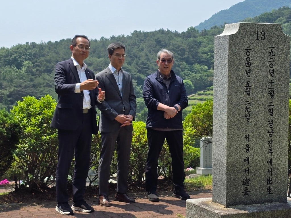 대덕넷은 이날 김대호 한전원자력연료 감사, 정준기 뉴라진 부사장과 함께 최형섭 장관 묘역을 찾아 참배했다. (왼쪽부터) 김대호 감사, 이석봉 대표, 정준기 부사장. [사진=대덕넷]