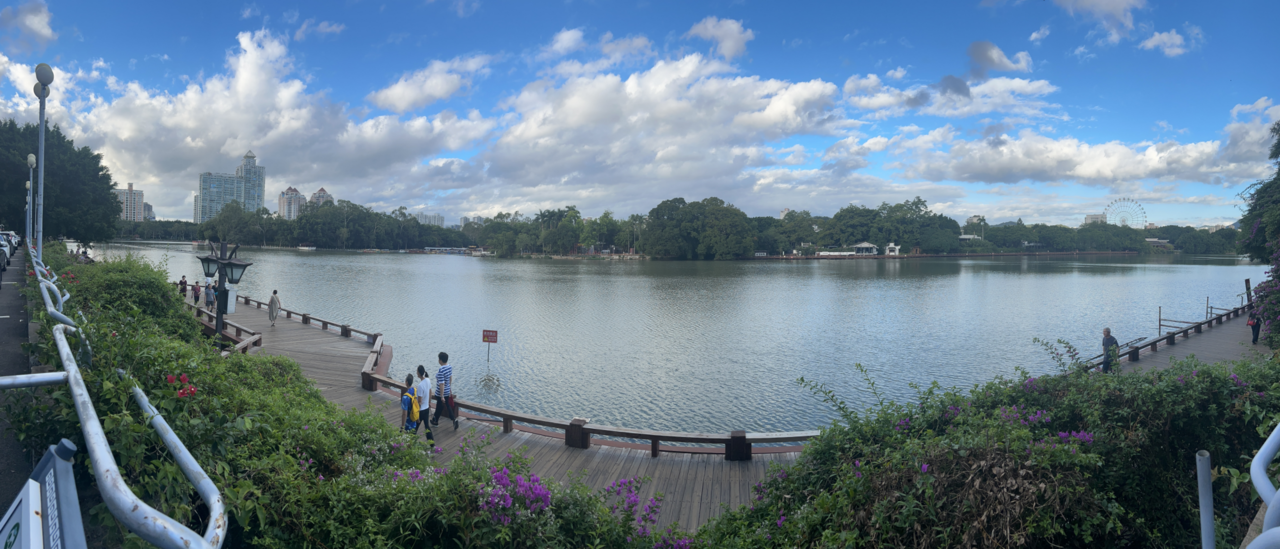 푸저우 도심에 있는 서호(西湖 Xīhú). 1980년대에는 악취로 시민들에 많은 고통을 주었다. 시진핑이 1990년대 푸저우시 당서기 시절 호수 정화에 진력해 시민들이 즐기는 장소로 거듭났다. 그는 1988년 샤먼시에 근무할 때도 도시의 상처라 불리던 윤당호(筼筜湖)를 생태공원으로 탈바꿈시킨 바 있다.[사진= 이석봉 기자]