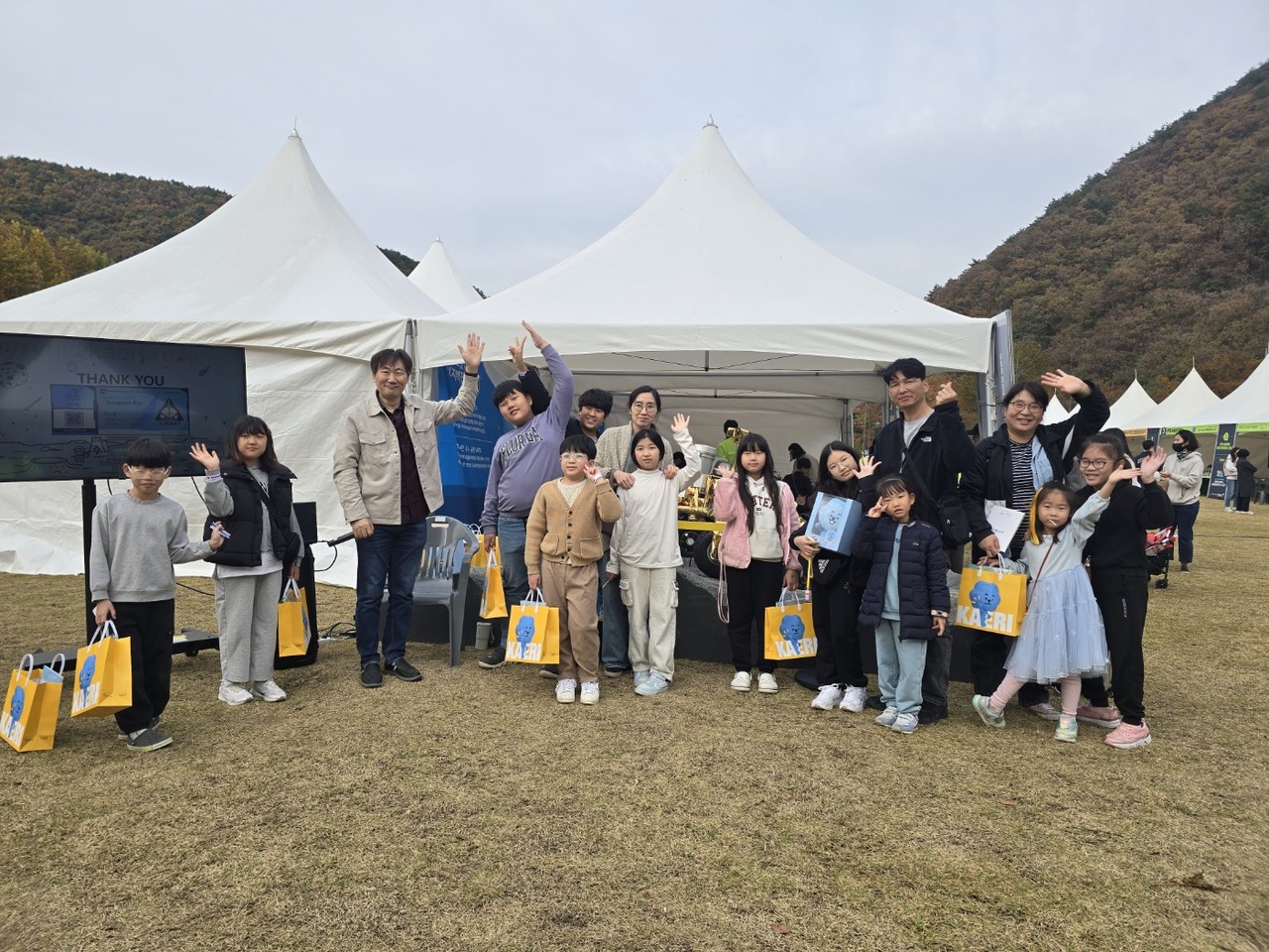 한국원자력연구원의 류동석 책임연구원은 '극한환경로봇, 원자력에서 우주로'를 주제로 두 차례 대중강연을 진행했다. 강연을 끝내고 참가자들과 사진 찰칵~[사진=김지영 기자]