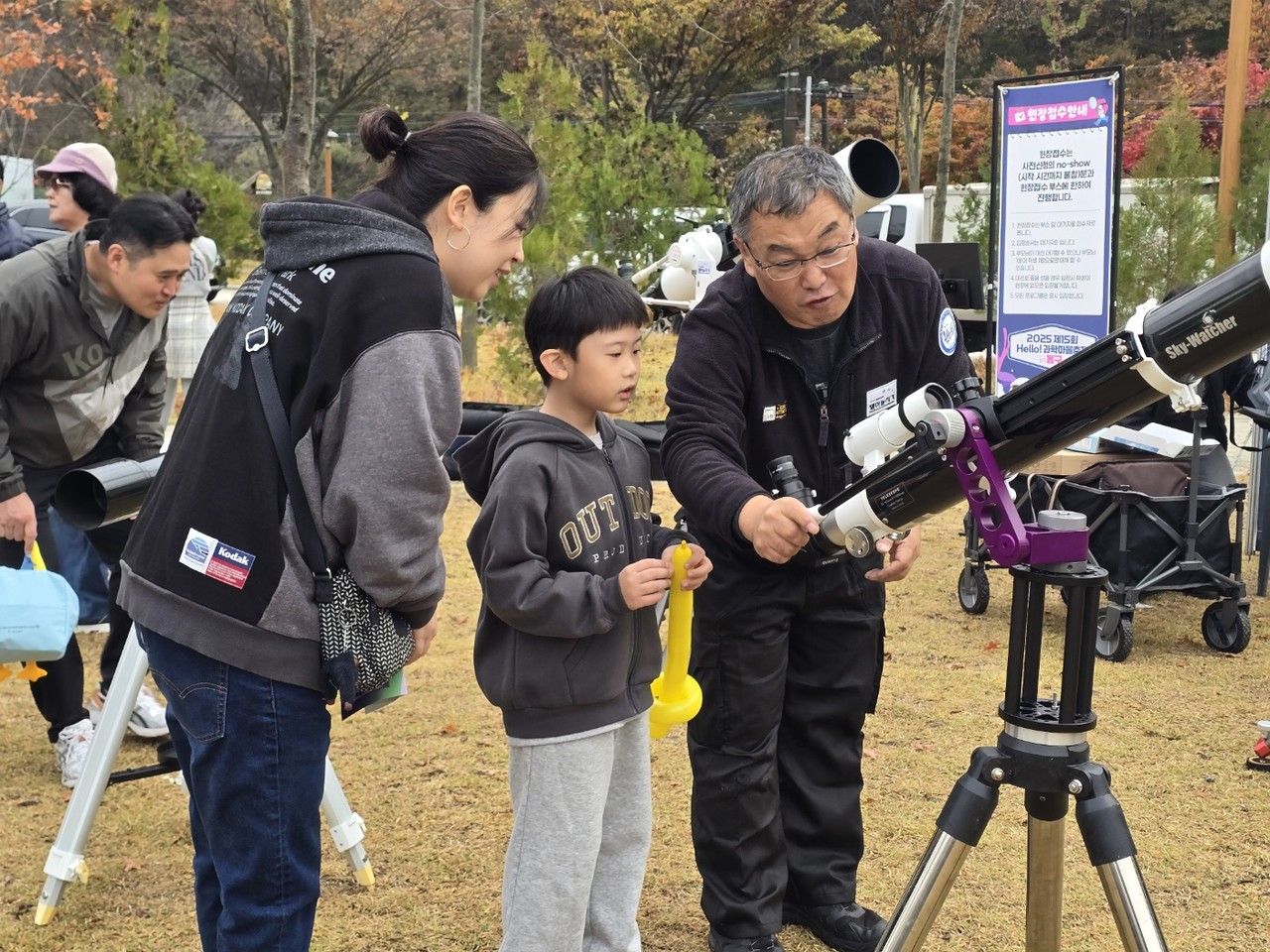 "우와 이게 망원경이래~" 천문연 부스에서는 천체망원경을 통해 태양을 관찰할 수 있는 특별한 시간이 마련됐다.[사진=김지영 기자]