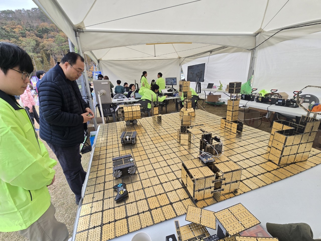 이날 축제는 어린이뿐 아니라 어른들의 발길도 붙잡았다. 상소동 산림욕장을 찾았다가 우연히 행사에 들른 등산객들도 천체망원경을 보거나 각 부스를 체험하는 등 과학을 즐겼다. [사진=김지영 기자]