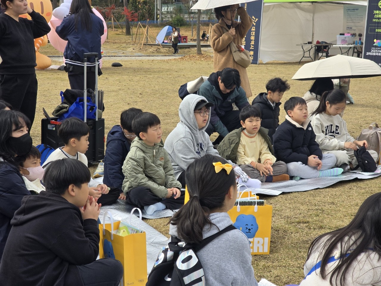 과학자 가영ㄴ에 집중한 아이들 모습.[사진=김지영 기자]