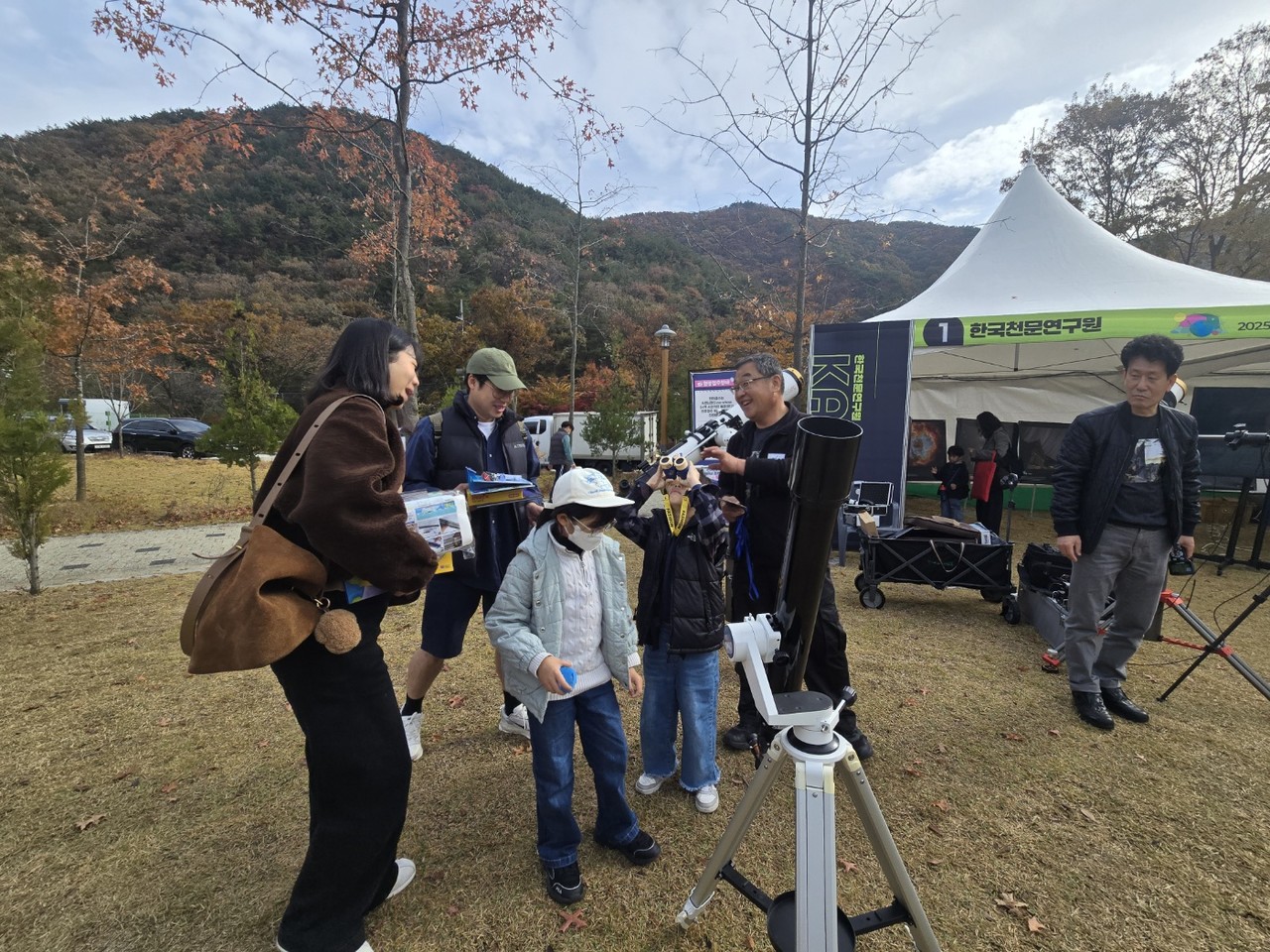 "우와 이게 태양의 흑점이라고요?" [사진=김지영 기자]
