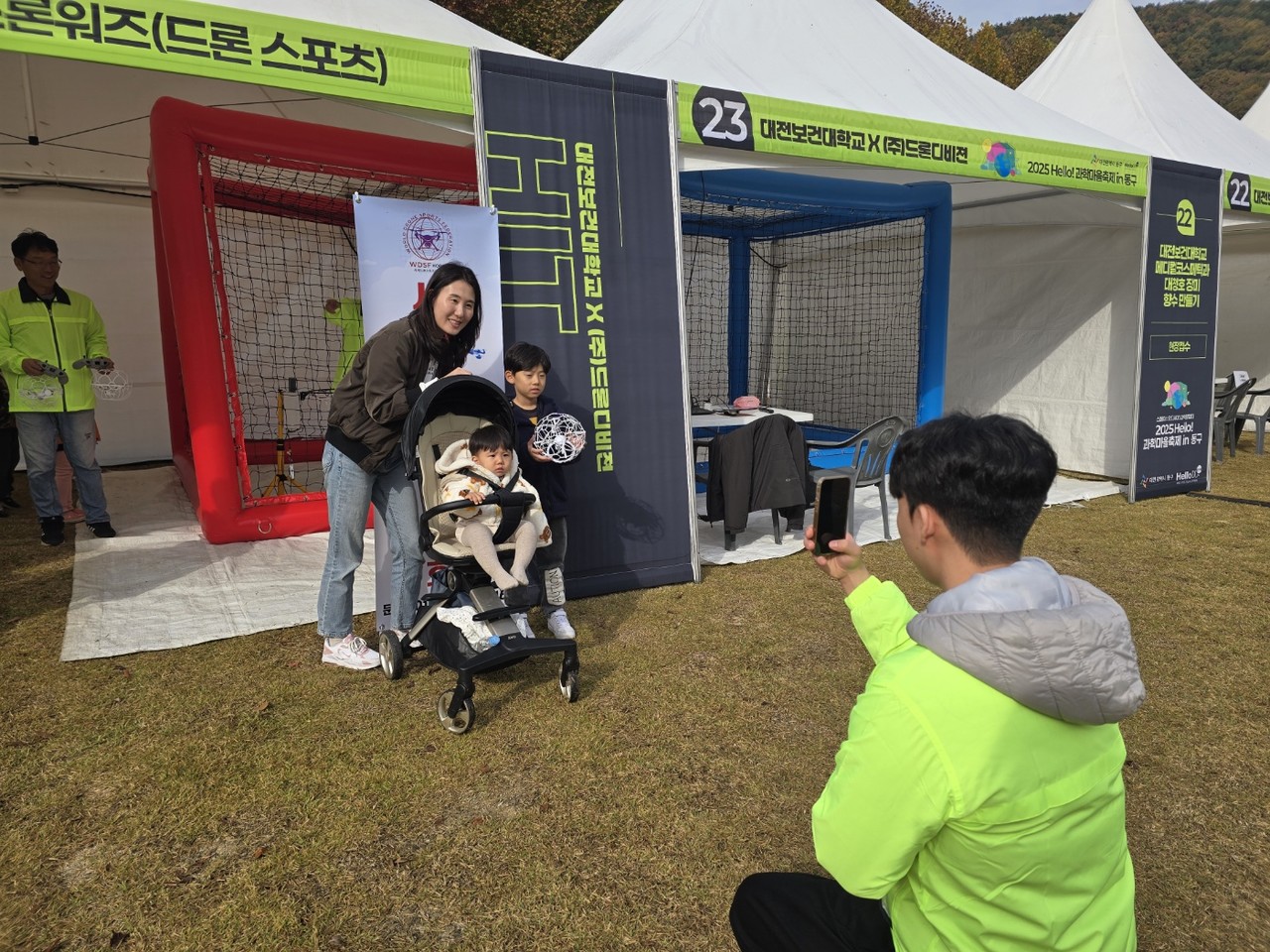 드론 조종 체험 후 가족과 함께 사진 한장~ [사진=김지영 기자]