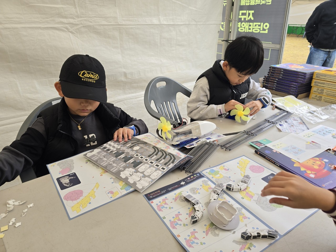 어렵지만 스스로 할래요~ 집중집중~ [사진=김지영 기자]