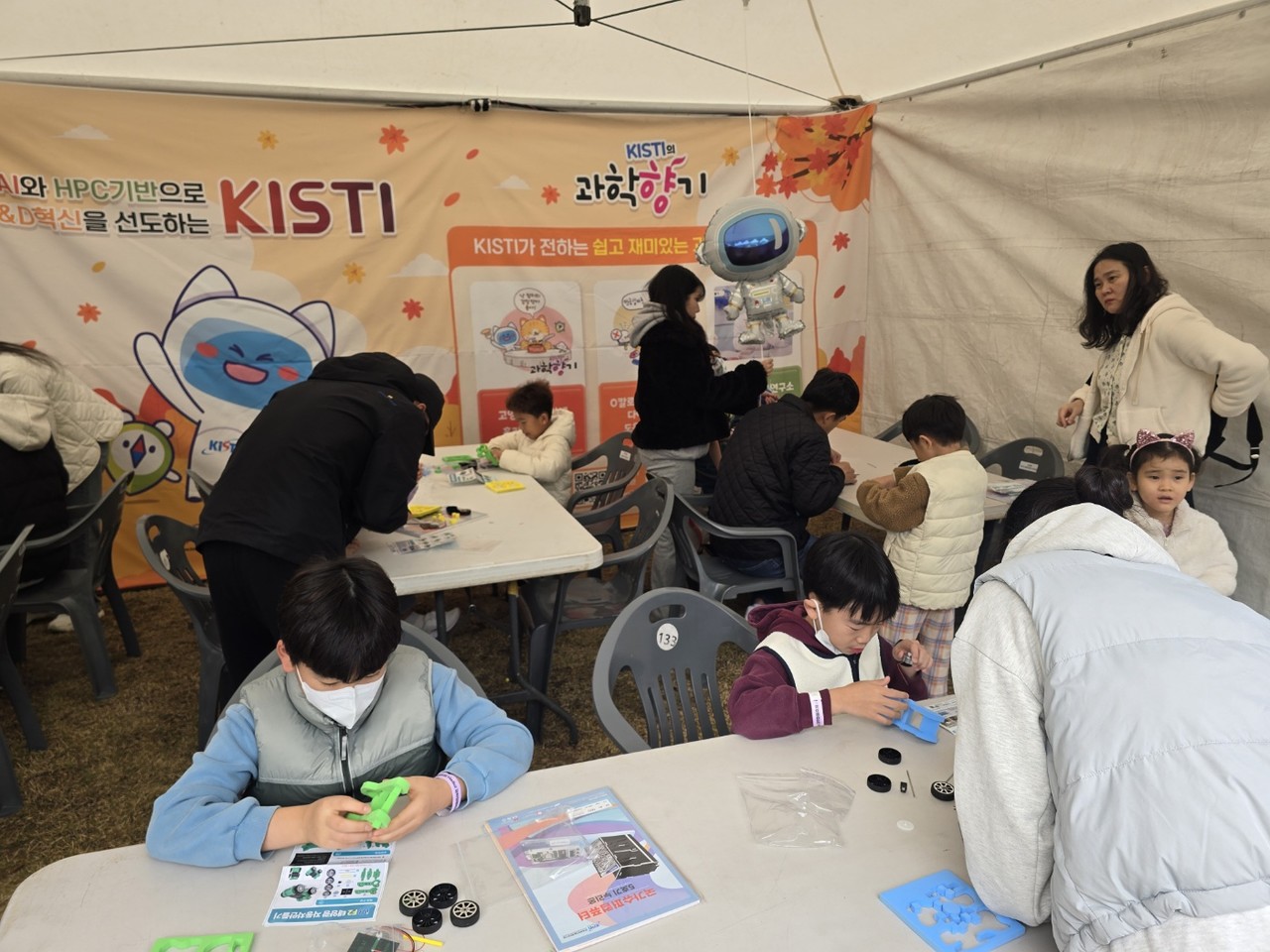 KISTI 부스에서 만들기에 집중한 아이들.[사진=김지영 기자]