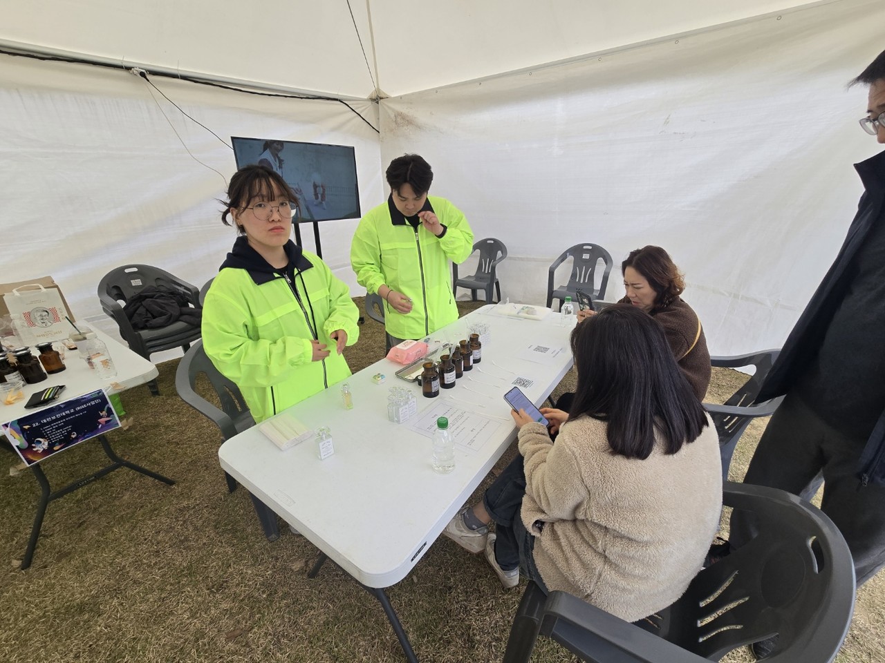 향수 만들기를 즐기는 사람들. [사진=김지영 기자]