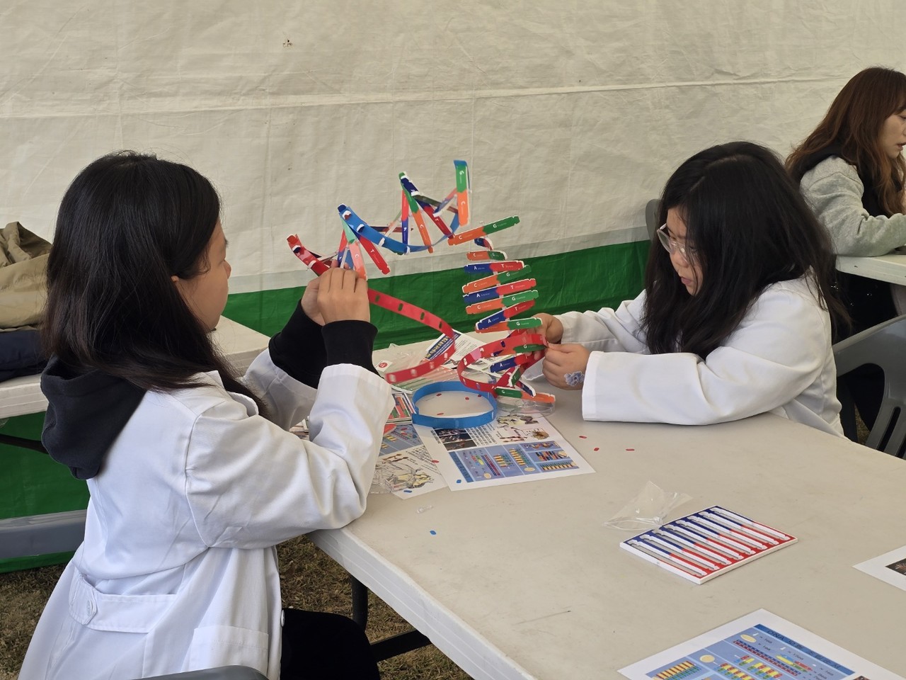 흰가운 입고  DNA 구조를 관찰한다~ 내가 과학자~ [사진=김지영 기자]