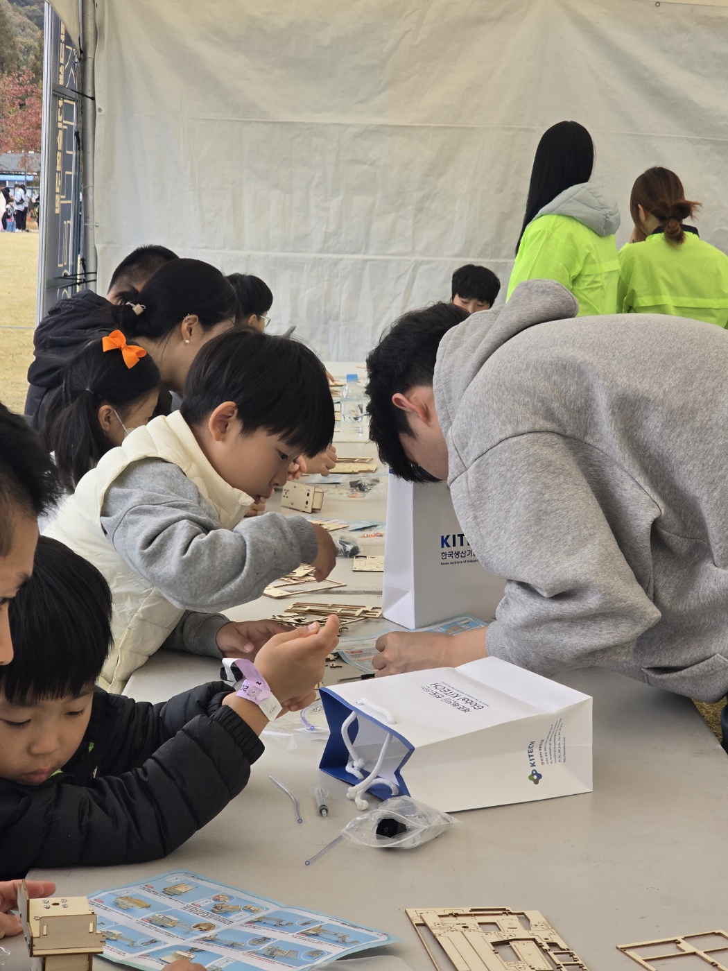 생기연의 연구성과를 키트로 즐기는 아이들. [사진=김지영 기자]