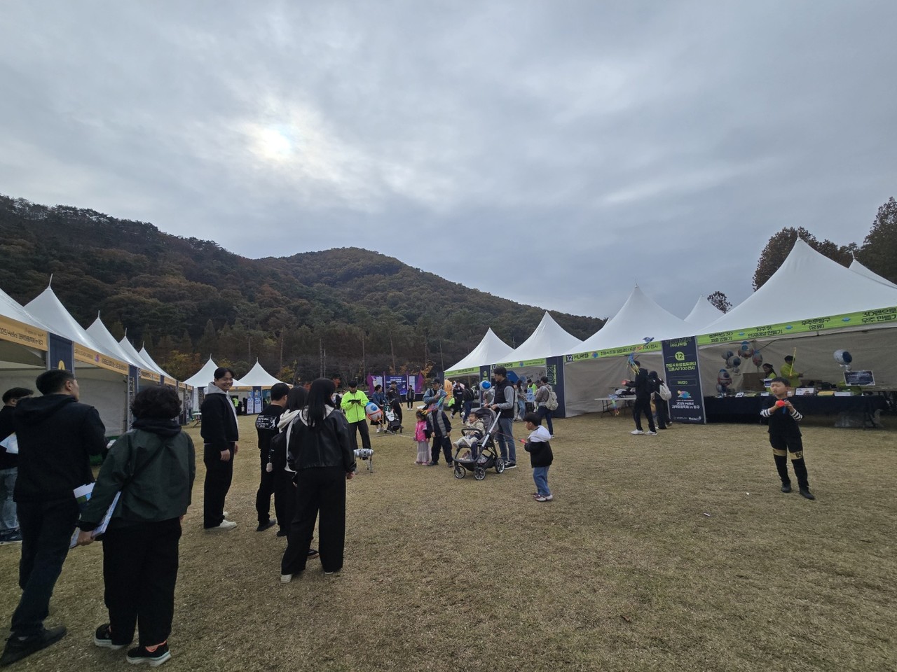 구름이 낀 하늘. 그래도 춥지않아 즐거워~ [사진=김지영 기자]