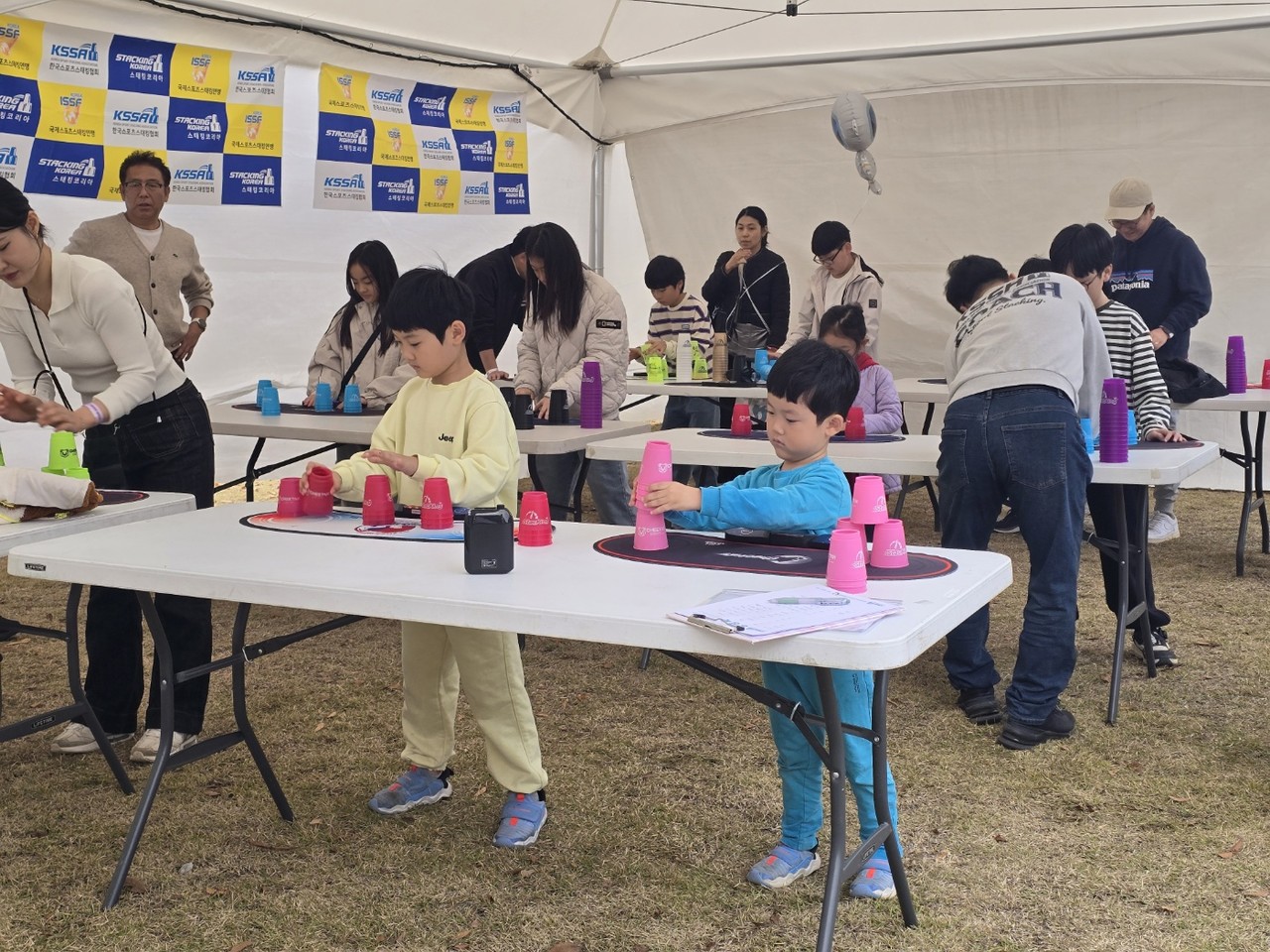 우와 스태킹 체험 즐거워~ [사진=김지영 기자]