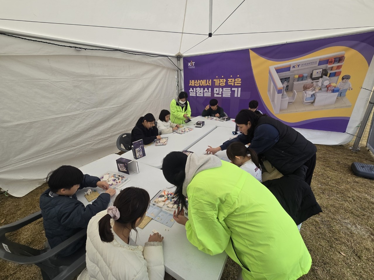 레고로 만들어보는 나만의 실험실. [사진=김지영 기자]