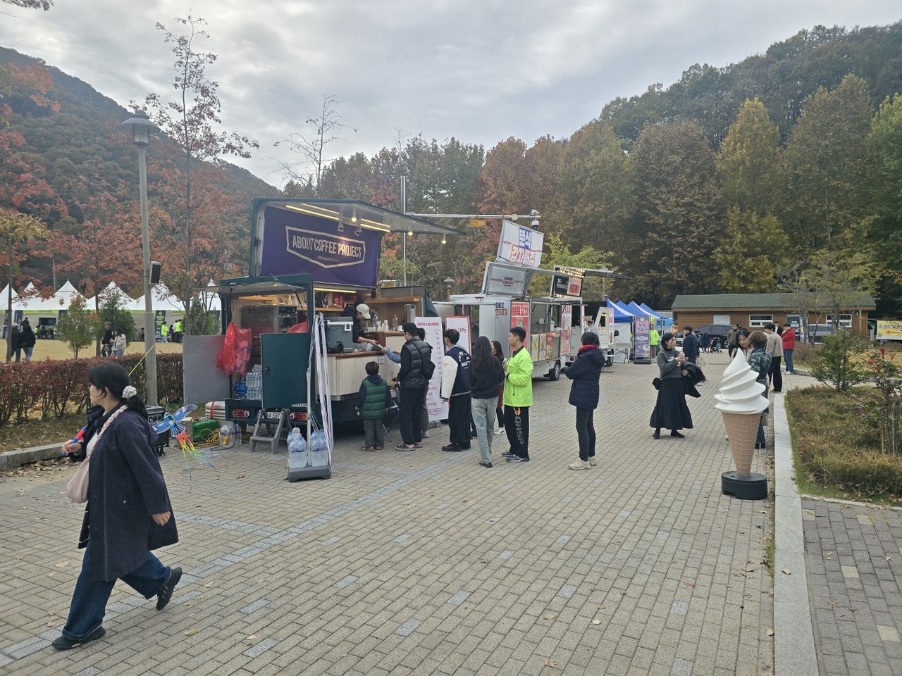 맛있는 푸드트럭에서 잠시 쉬어가는 관람객들. [사진=김지영 기자]