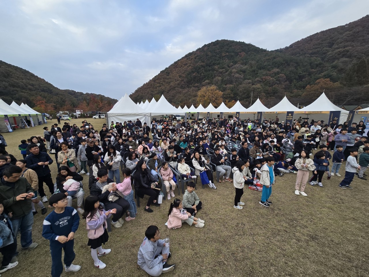 경품추첨 행사장에 모인 사람들. [사진=김지영 기자]