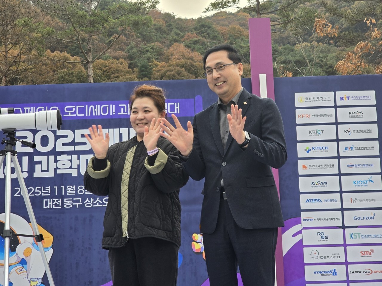 1등 망원경 당첨~ 축하합니다. [사진=김지영 기자]