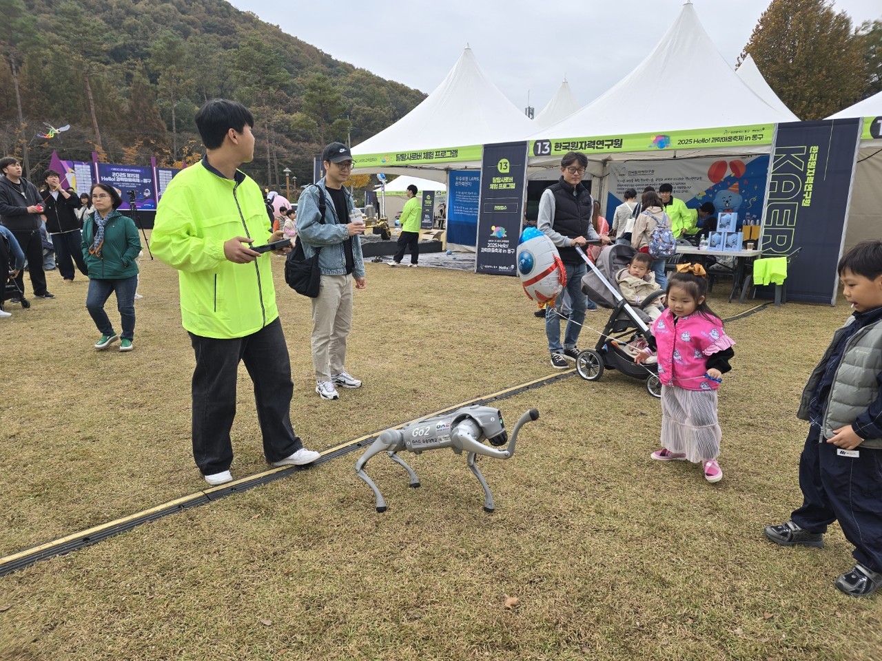 우와로봇강아지다~ 안녕~ 올해 축제는 작년과 마찬가지로 사전신청과 현장신청을 병행했지만, 현장에서도 부담 없이 즐길 수 있는 프로그램이 많아 호평을 받았다.
