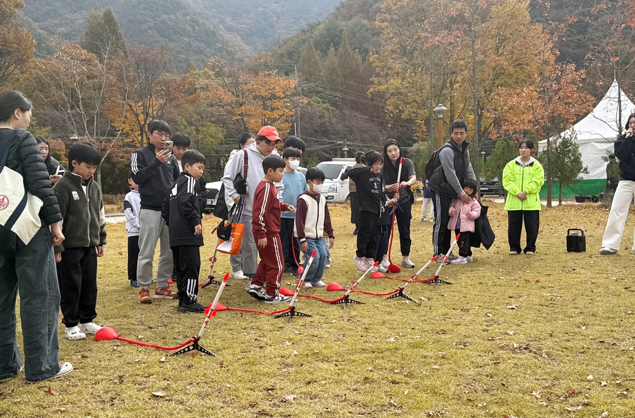 직접 만든 로켓을 발사하기 위해 준비하는 어린이들.[사진=길애경 기자]